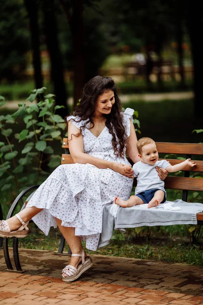 Šťastná Mladá Matka Dítětem Parku — Stock fotografie