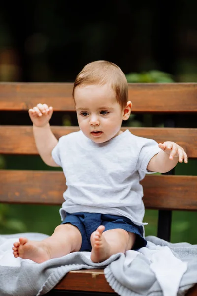 Красивий Маленький Хлопчик Парку — стокове фото
