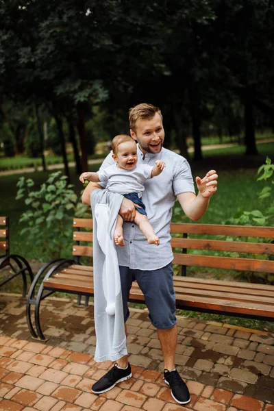 Feliz Padre Joven Con Hijo Parque — Foto de Stock
