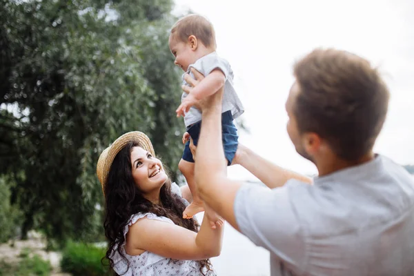 Gelukkig Jong Gezin Met Kleine Zoon Het Park — Stockfoto