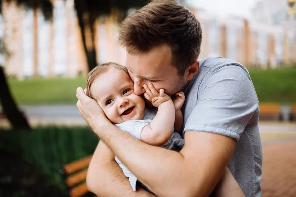 Mutlu genç baba ve oğlu parkta.