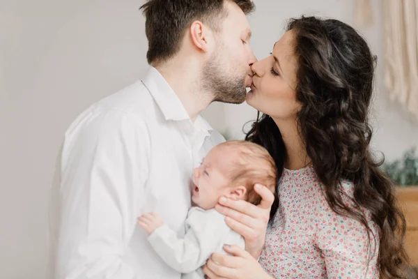 Jovem Família Feliz Com Menino Pequeno — Fotografia de Stock