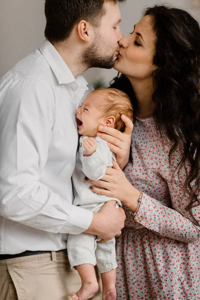 Gelukkig Jong Gezin Met Baby Jongetje — Stockfoto