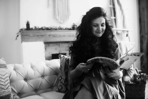 Young Beautiful Woman Reading Magazine — Stock Photo, Image