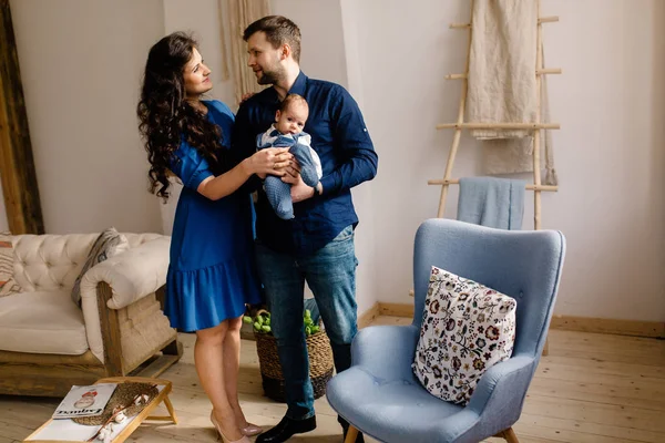 Feliz Familia Joven Con Niño Pequeño — Foto de Stock