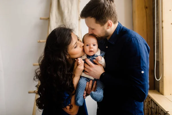 Gelukkig Jong Gezin Met Baby Jongetje — Stockfoto