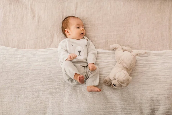 Pequeno Menino Recém Nascido Bonito — Fotografia de Stock