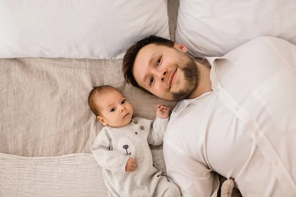 Jovem Pai Feliz Com Menino Pequeno — Fotografia de Stock