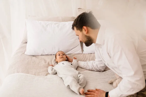 Gelukkig Jonge Vader Met Kleine Babyjongen — Stockfoto
