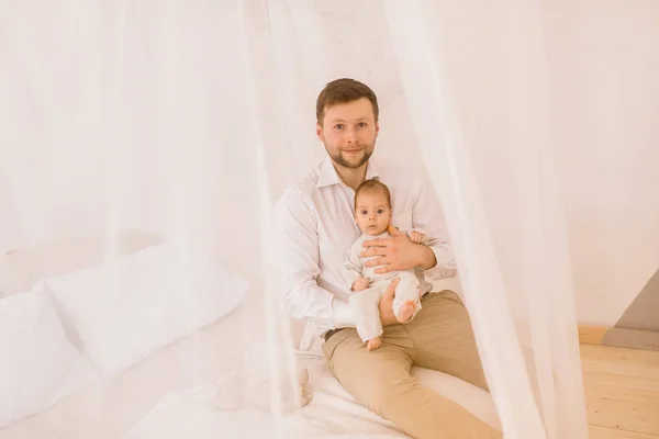 Gelukkig Jonge Vader Met Kleine Babyjongen — Stockfoto