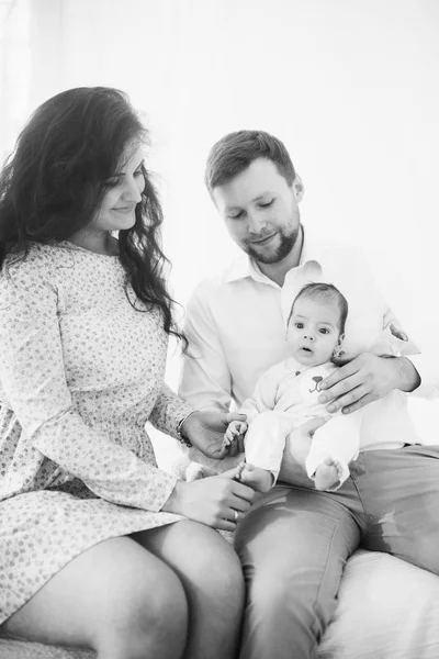 Jovem Família Feliz Com Menino Pequeno — Fotografia de Stock