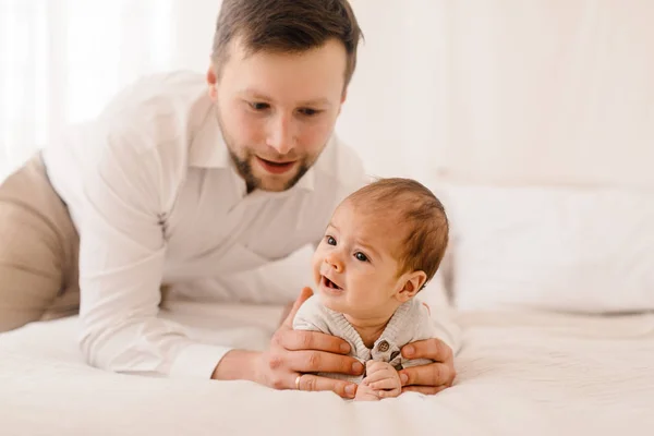 Felice Giovane Padre Con Bambino Bambino — Foto Stock