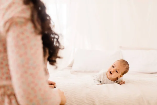 Gelukkig Jonge Moeder Met Kleine Babyjongen — Stockfoto