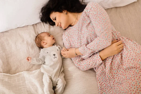 침대에 아기와 어머니 — 스톡 사진