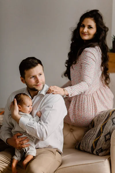 Feliz Familia Joven Con Niño Pequeño — Foto de Stock