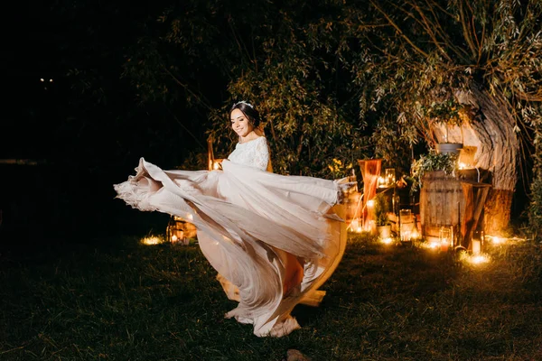 夜の繊細な美しい花嫁 — ストック写真