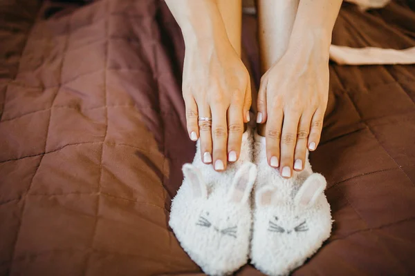 Обрізаний Знімок Жінки Шкарпетках Кролика Обручку Сидить Ліжку — стокове фото