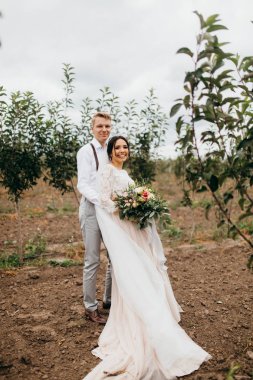 Yeni evli çiftimiz poz veriyor.