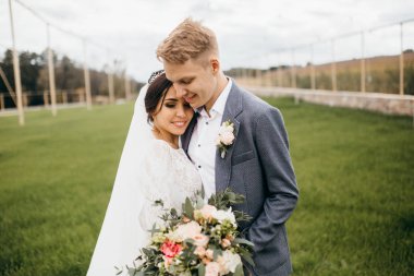 Yeni evli çiftimiz poz veriyor.