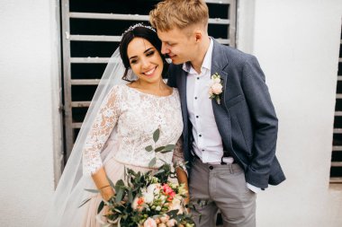 Mutlu, genç bir çift yeni evli 