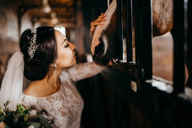 Atı olan zarif bir gelin.