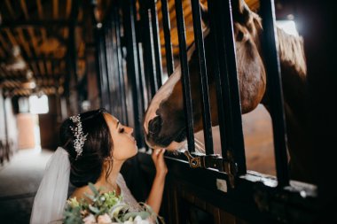 Atı olan zarif bir gelin.