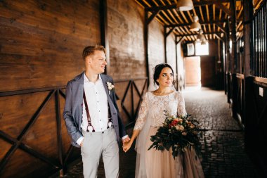 Mutlu, genç bir çift yeni evli 