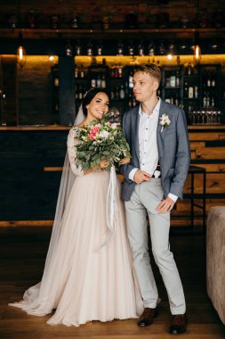 Mutlu, genç bir çift yeni evli 