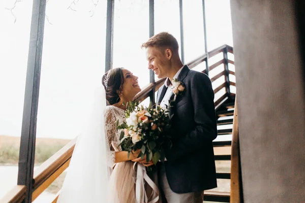 Mutlu, genç bir çift yeni evli 