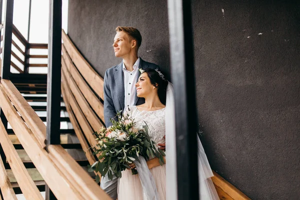 Feliz Jovem Casal Recém Casados — Fotografia de Stock