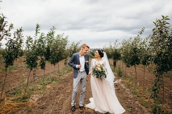 Casal Feliz Jovens Recém Casados Posando — Fotografia de Stock