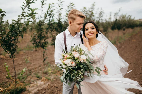 Gelukkig Paar Van Jong Pasgetrouwden Poseren — Stockfoto