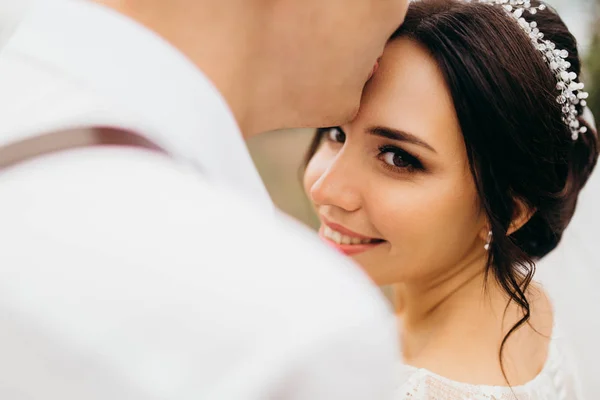 Pasangan Bahagia Pengantin Baru Muda — Stok Foto