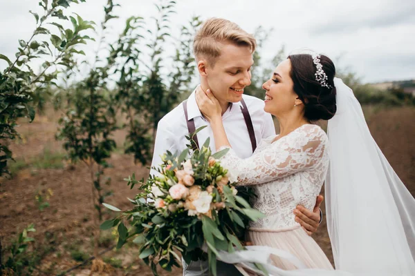 Yeni evli çiftimiz poz veriyor.