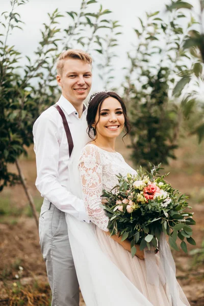 Feliz Pareja Jóvenes Recién Casados Posando —  Fotos de Stock