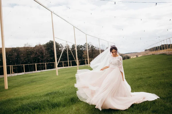 Zarif güzel gelin pozu