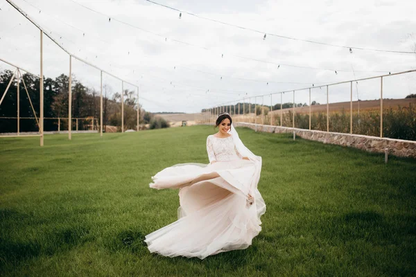 Zarif güzel gelin pozu