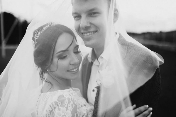 Casal Feliz Jovens Recém Casados Posando — Fotografia de Stock