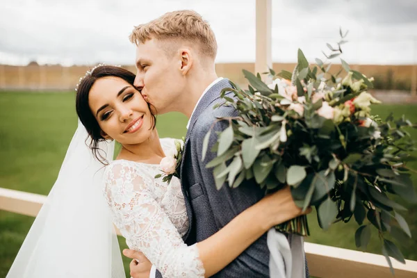 Feliz Pareja Jóvenes Recién Casados Besándose —  Fotos de Stock