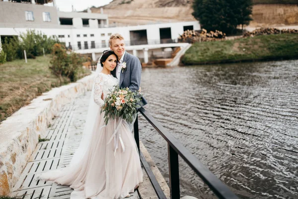 Couple Heureux Jeunes Mariés Posant — Photo