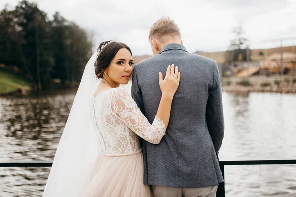 Feliz Pareja Jóvenes Recién Casados Posando —  Fotos de Stock