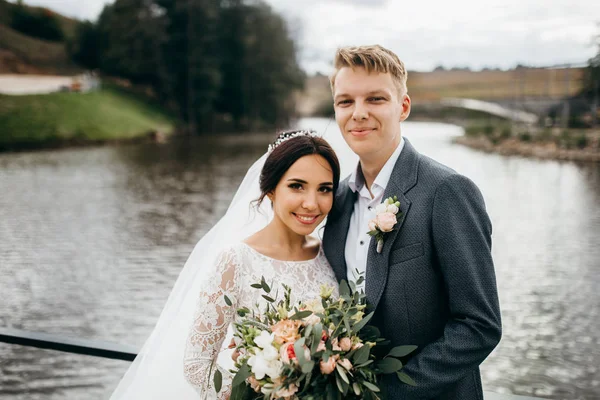 Feliz Pareja Jóvenes Recién Casados Posando —  Fotos de Stock