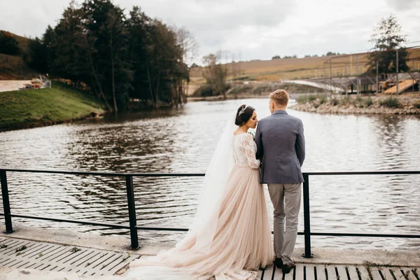 Feliz Pareja Jóvenes Recién Casados Posando —  Fotos de Stock