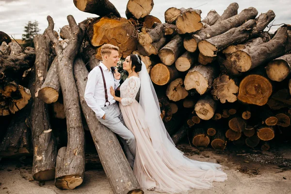 Feliz Pareja Jóvenes Recién Casados Posando —  Fotos de Stock