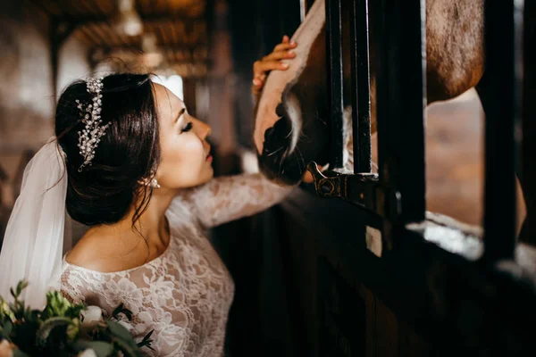 Atı olan zarif bir gelin.