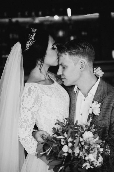 Šťastný Pár Mladých Novomanželů Líbání — Stock fotografie