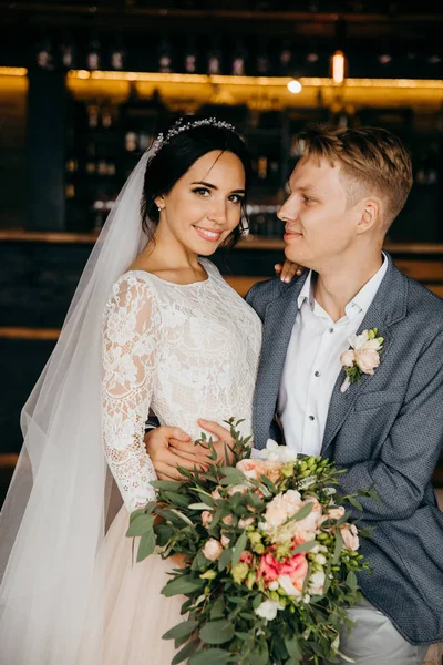 Mutlu, genç bir çift yeni evli 