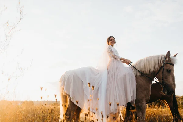 馬の上で繊細な美しい花嫁 — ストック写真