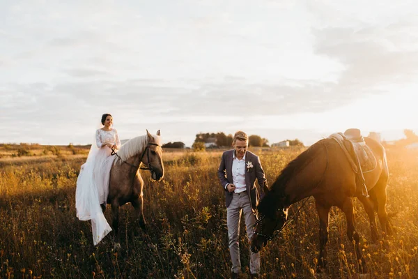 Happy Couple Young Newlyweds — Stock Photo, Image