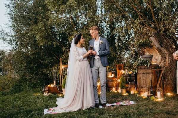 Feliz Pareja Jóvenes Recién Casados Posando —  Fotos de Stock